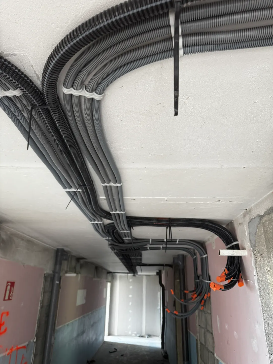 Cheminement de gaines électriques au plafond en rénovation