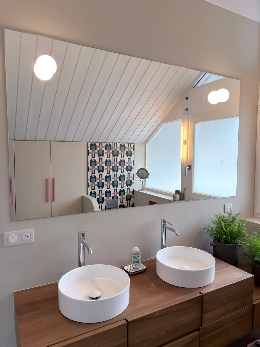 Salle de bain sous pente avec éclairage et prises
