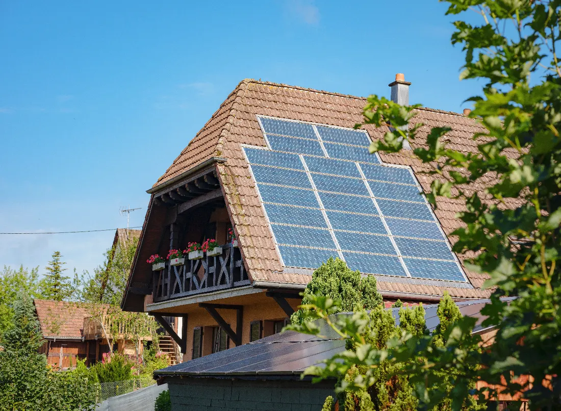 Maison savoyarde avec panneaux solaires sur le toit